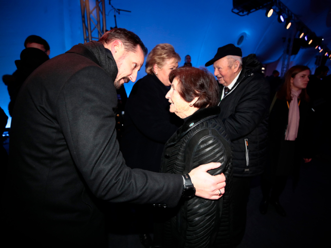 Crown Prince Haakon speaks with Maria Gabrielsen, one of the survivors of Auschwitz. Photo: Lise Åserud / NTB scanpix